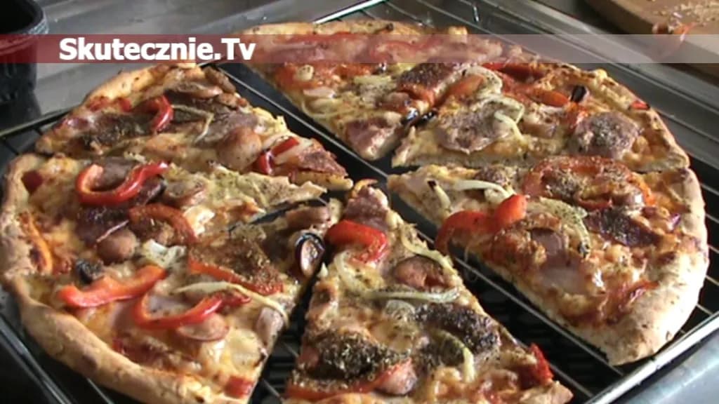 Pizza jak z pizzerii: Sekretne przepisy i techniki domowe