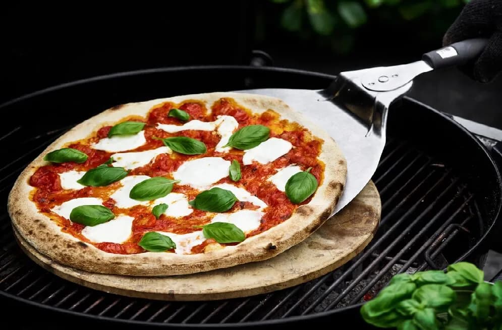 Pizza przywiera do kamienia? 7 sprawdzonych sposobów, by temu zapobiec