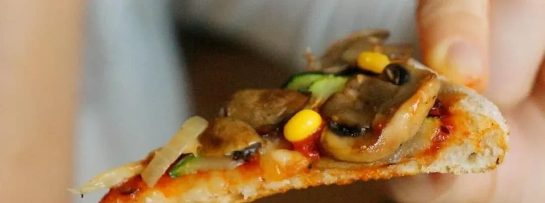 Jak upiec idealną pizzę w domu? Sekretny przepis na chrupiący spód