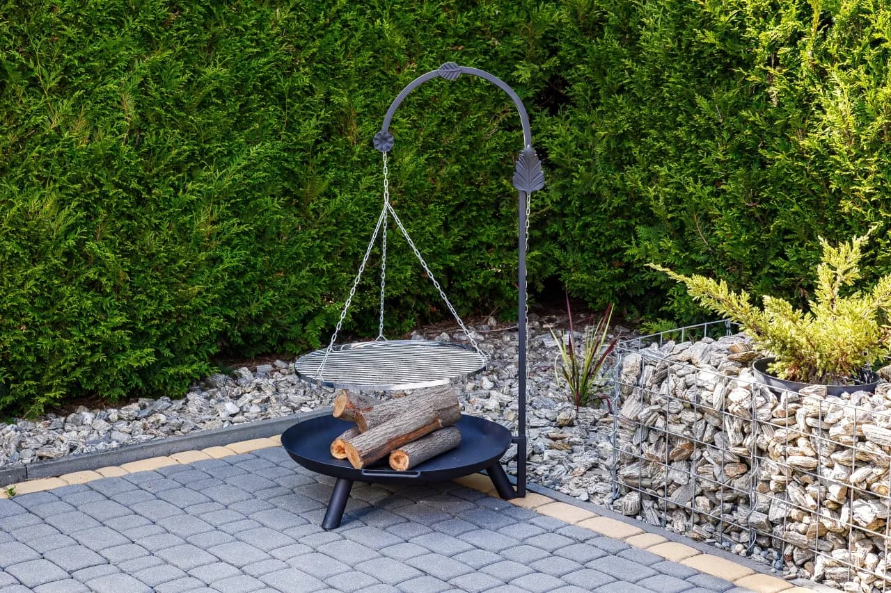 Grill na wysięgniku: Wybór, Budowa i Urok Grillowania nad Ogniem